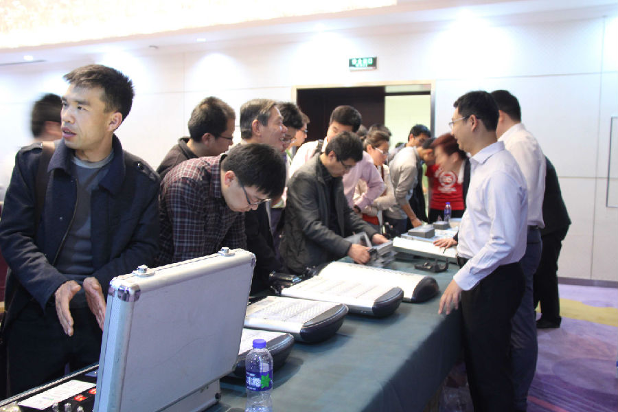K8凯发科技呼和浩特招商会展区旁观样品.JPG
