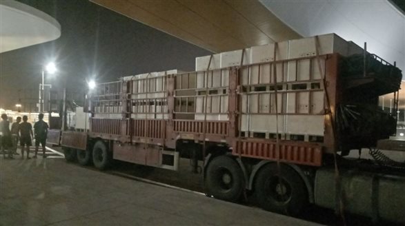 ▲加班加点，连夜运货卸货